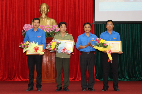 Đồng chí Huỳnh Thái Nguyên, Phó Bí thư Thành Đoàn Cần Thơ, Trưởng Ban tổ chức cuộc thi trao giải cho các tập thể đạt giải.